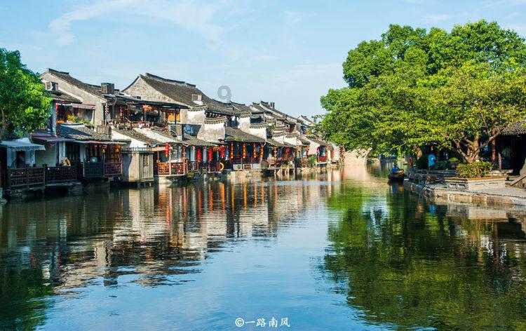 网友拍日照金山录下温暖一幕:男子不慎落水,岸边游客手拉手援救